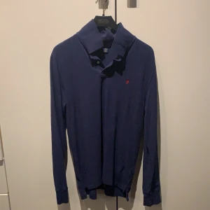 Polo Ralph lauren  - Långärmad pikétröja från polo. Juniorstorlek XL. Antänt ett fåtal gånger på grund av tappat intresse. Nypris 800kr.