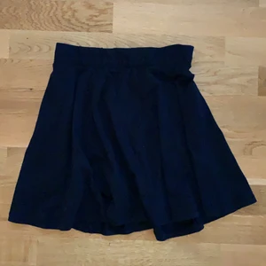 Svart kjol - Svart kjol från bershka 