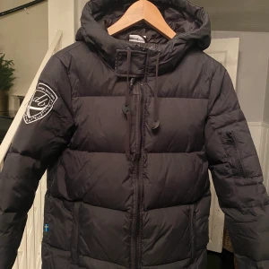 VINTERJACKA - riktig varm och skön jacka. Haft den en vinter. Skick 8/10. Köpt för 2000 kr. Skriv privat för fler bilder och priset kan diskuteras, eftersom jackan bara tar plats. Frakt: 63 kr😀