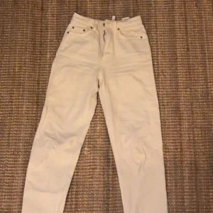 Weekday jeans  - Säljer mina supersnygga lash jeans ifrån weekday dom är beiga och sitter supersnygga på! Säljer för att dom är för små! Nypris 500 mitt pris 150kr! Storleken är 24 i midjan och 30 i löngden(passar perfekt för mig som är 170)
