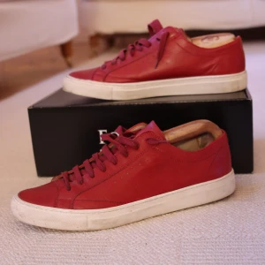 Filippa K - Härligt röda lädersneakers från Filippa K. Grymt sköna och sparsamt använda. Lite flaws på sulan. Men går att få bort med Jason Marks-skoputs. Tyvärr ingen kartong kvar. 