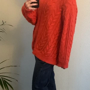 Stickad tröja - Stickad tröja i storlek M. Lite stor på mig och används därav sällan. 