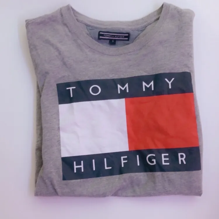 Säljer denna T-shirten från Tommy Hilfigher som köptes i en Tommy Butik i Malaysia. Äkta!! ✨✨Något mörkare grå nyans i verkligheten. Väldigt fint skick då den nästintill aldrig använts. 🤍Storlek: Small. Den är lite  oversize för mig som har Small i storlek och är 170cm. Säljs pga använder ej. Nypriset är 450kr, mitt pris: 65kr+ 44-66kr frakt💞. T-shirts.
