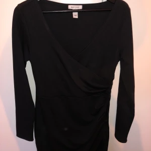 NLYONE - Omlottklänning/fodralklänning från NLY i fint skick. Inköpspris 400kr.