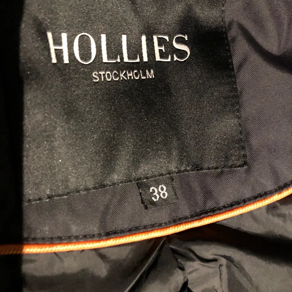 Säljer min Hollies jacka i modellen livigno som jag köpte förra året för 4500kr, sparsam använd väldigt fint skick. För mer bilder/info skriv gärna till mig! . Jackor.