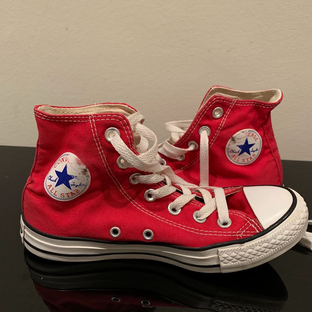 Röda converse skor, väldigt vita men lite slitna från användning. BUDA i kommentarerna, avslutas när jag är nöjd med priser😁 bud just nu: 120kr. Skor.