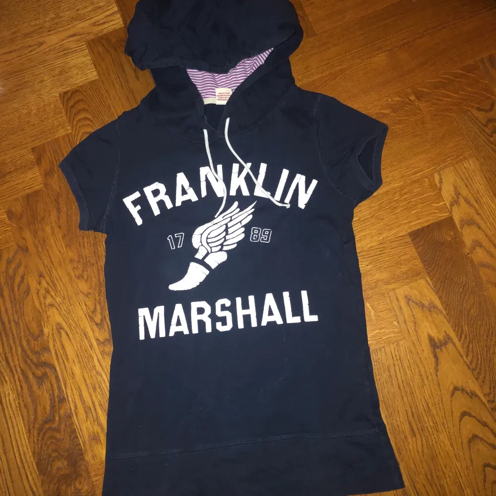 En cool tröja med luva från Franklin Marshall! Bra kvalite dessutom! Knappt använt så väldigt bra skick! Köparen betalar frakt!. Skjortor.