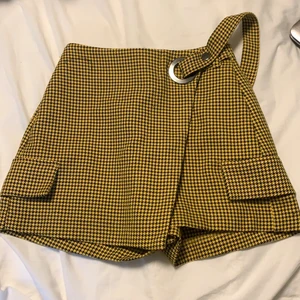 Rutiga kjol shorts - Gul svarta 90 tals kjolshorts superfint skick( det är bara att be om flera bilder eller få se hur dom sitter på:) har inte kommit till användning på länge:)