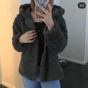 Pälsjacka med luva - Jag säljer  min super mysiga pälsjacka som även har luva på. Knappar på insidan av jackan så den går att stänga, köpt från butiken Nicole. Och den är precis som ny i skicket skulle jag säga. Kan både fraktas och mötas, hör av er vid frågor eller intresse! 