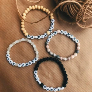 Fuck cancer  - Perfekt julklapp! Man skänker pengar till välgörenhet och får ett fint armband🥰🥰  Sten pärlorna och vita tärnorna är tyvärr slut.            Vi skänker pengarna och skickar bildbevis.  Skriv privat om ni är intrecerade.  Detta är bara några förslag man kan få på annat vis också 
