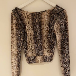 Ginatricot top i storlek M  - Detta är en top från Ginatricot. Materialet är sammet och det glänser väldigt fint. Sitter skönt och bekvämt. Använt ett fåtal gånger. 