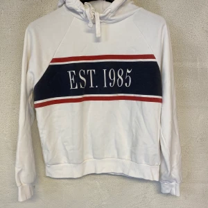 Gina Tricot hoodie - Vit Hoodie från Gina med blå/vitt tryck fram. I storlek M, är i fint skick och säljes för 100kr. Köparen står för frakten.