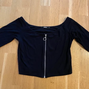 Långärmad med blixtlås - Långärmad svart tröja med blixtlås i en off-shoulder modell! Väldigt fint skick ☺️