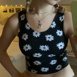 Blommigt linne  - Bra skick, har aldrig använt det. Materialet är tjockt och stretchigt så kan passa olika storlekar.