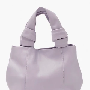 Lila Väska - Jätte fin lila handväska från boohoo, beställde för ca en månad sen och säljer då den tyvärr aldrig kommit till användning. Helt oanvänd och alltså jätte bra skick:)