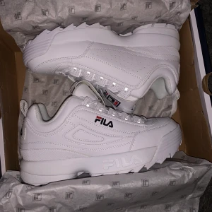 Fila disruptor, aldrig använda - Fick hem idag (15/12). Hade klickat hem fel storlek. Är storlek 41. Aldrig använt dem endast testat höger skon. Ordinarie pris 1100. 