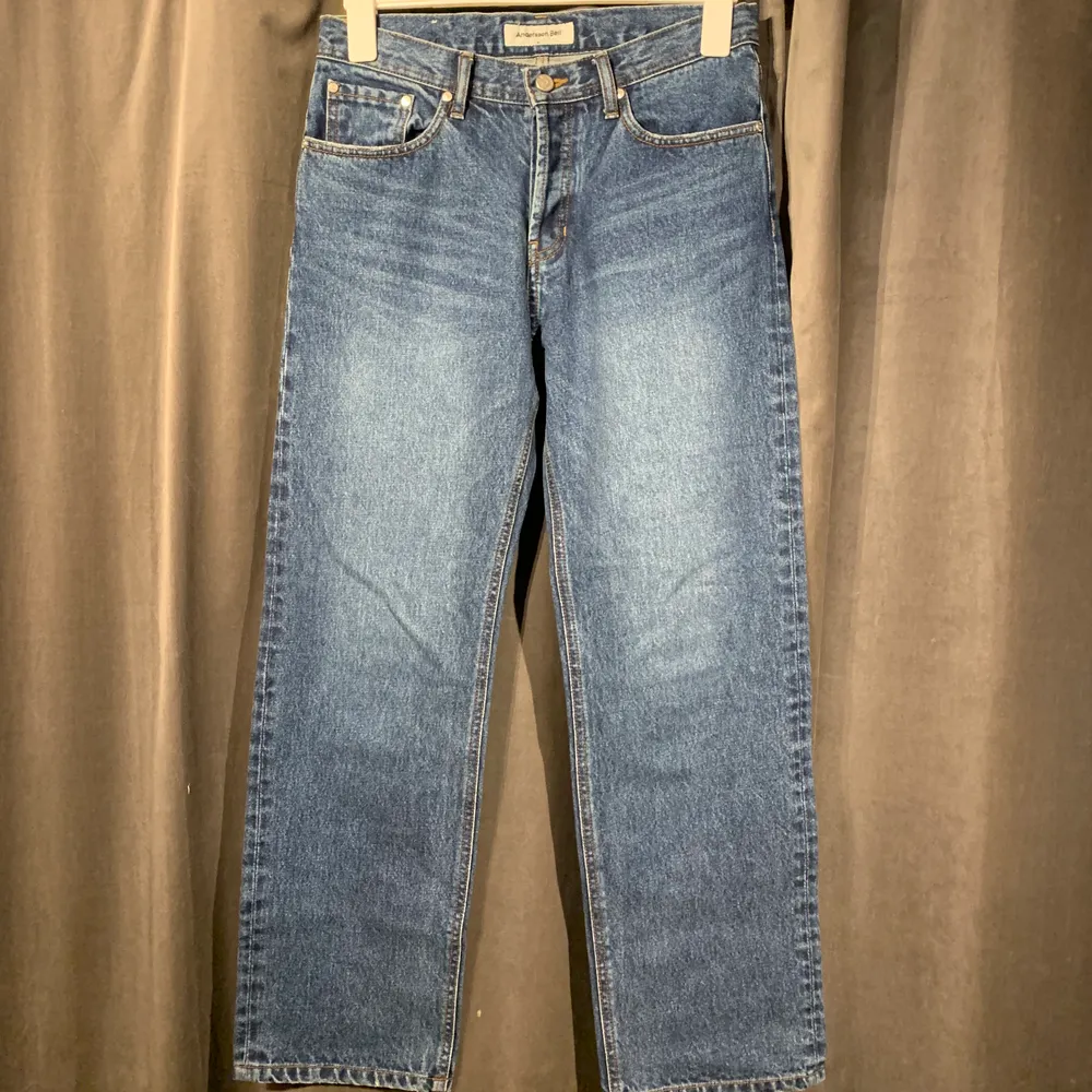 Köpte ett par jeans från koreanska märket Andersson Bell som är för stora för mig. Dem är helt nya. Modellen är rak.  . Jeans & Byxor.
