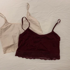 2-pack toppar - 2-pack korta linnen med spetskant nere. En ljusrosa och en vinröd