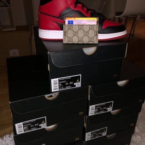 AIR JORDAN 1 MID BANNED (GS) - Säljer ”AIR JORDAN 1 MID BANNED (GS)”          Storlek 7Y/EU 40 (x1)                                         Storlek 6.5Y/EU 39 (x6)                                     Skicka pm vid fundering