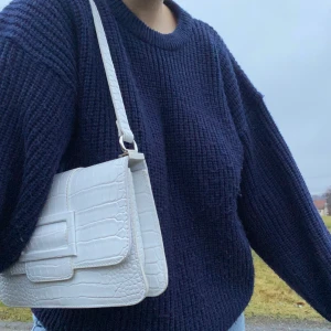 TRÖJA - Stickad marinblå tröja i storlek M/L, men tycker de e supersnyggt att den sitter lite oversize! Något nopprig men ingenting som syns supermycket. 120 kr + frakt (ej bud)💕💕💕