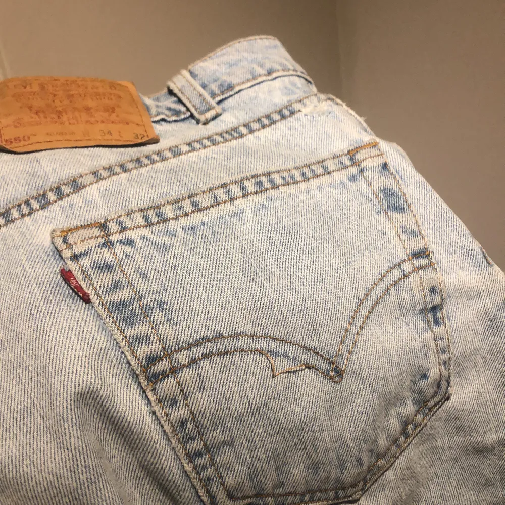 Levis jeans köpta på beyond retro för nåt år sedan, de är slitna men har snygg passform och lagom baggy. Jag är vanligtvis en M/29 i jeans, dessa är oversized men fungerar bra med ett skärp i . Budgivning om många är intresserade. Midjemått = 80cm (sömmen på ena ”bågen” har släppt, se sista bilden) . Jeans & Byxor.