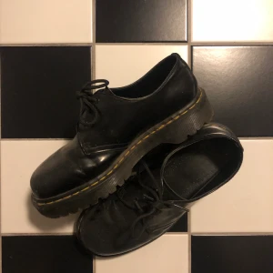 Dr.martens - Snygga svarta Dr.martens med hög sula. Säljs för 490kr,  jag älskar verkligen dessa, men jag använder dem inte så mkt för jag har andra skor som jag älskar haha ! Men vill ge dem ett andra hem, för de är för fina för att bara stå :) 