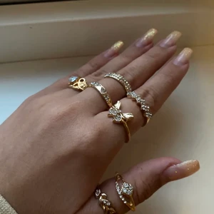 Ringar - Super fina guldringar som ja önskade passade mig men dom va lite för stora då ja har väldigt små händer🥲 Köpta här på plick för 80kr+frakt (bilderna är inte mina)💕