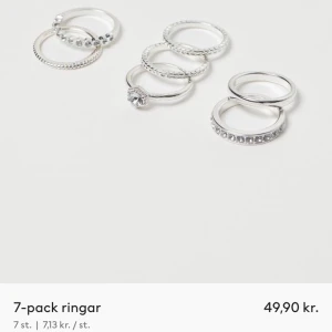 Silvriga ringar - Jag köpte ringarna på H&M för någon vecka sen och har inte riktigt använt dom. De ser helt nya ut och har inga skador eller något liknande. De är super fina och passar till vilken outfit som hällst!❤️39kr + frakt🥰