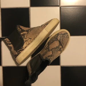 Ormskinn liknande skor  - Ormskinn liknande skor, säljs för 200kr! Jag älskar verkligen dessa skorna men de är för små! :((( storlek 38