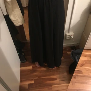 Svart långkjol - Svart långkjol från Gina Tricot, helt oanvänd!🖤