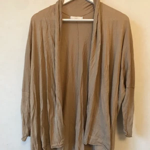 Beige långkofta, Wera, XS-XL - Underbar beige kofta från Wera i en skön blandning material som är luftigt men värmer: 45% viskos, 25% polyamid, 15% bomull, 10% ull, 5% angora.  Är märkt XL men fungerar för XS, S och M också. Skrynklig på bilden men i mycket fint skick!  Kan mötas i Stockholm eller skicka mot fraktkostnad! ✨🌸✨