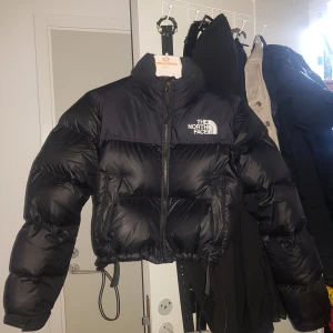 North face jacka -  jacka från north face i modell nuptse, storlek XS, jackan är använt skick och har två skavanker, skriv PM för fler frågor. Vid stort intresse kör jag budgivning. Nypris 2459kr