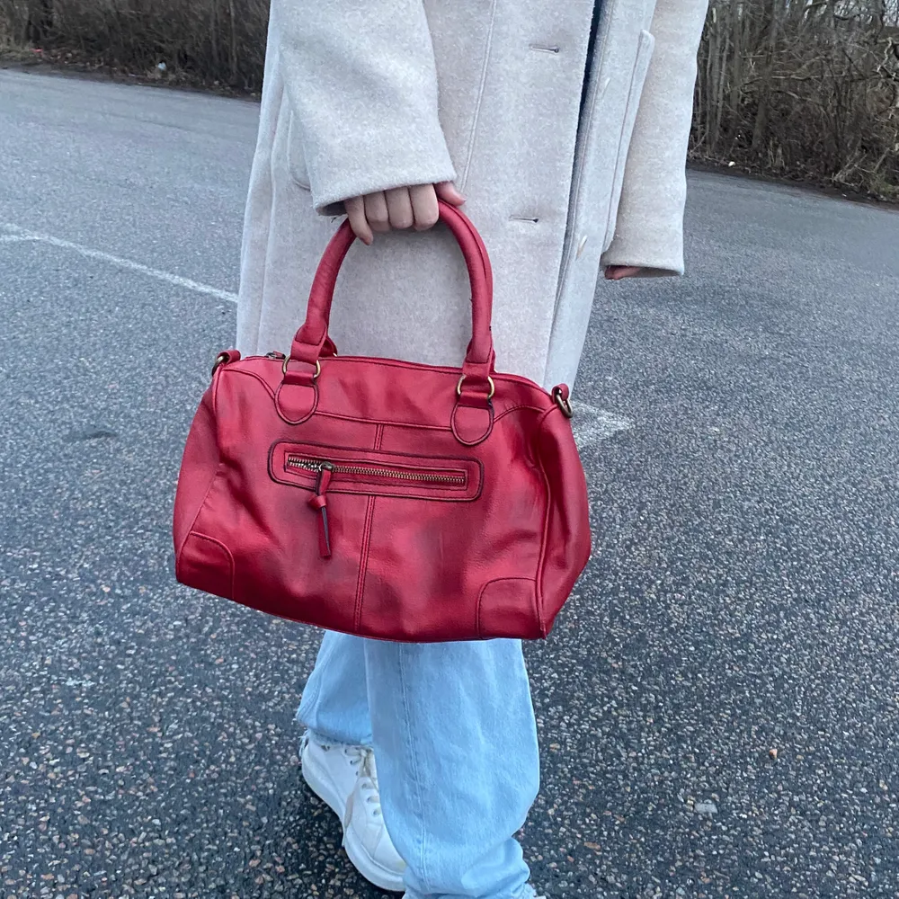 En röd handväska, passar till det mesta och man får plats med mycket. Säljer för använder tyvärr inte lika mycket längre. . Väskor.