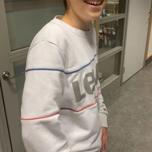 Levis tröja, storlek s  - Det är en äkta Levis tröja i storlek s. Tröjan har en bra passform i både armar och längd. Den är bara använd ett fåtal gånger och är i bra skick.