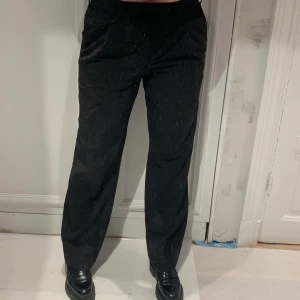 Svarta Kostymbyxor - Svarta kostymbyxor, passar såväl S som M beroende  på önskad passform🥰