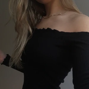 Svart klänning ( off shoulder)  - Säljer en super fin klänning som är nästan aldrig använt ( har använt den en gång eller två) super fint skick och allt. Det är priset + frakt.Om ni är intresserade, kontakta mig isåfall 🌸