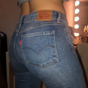 Levis jeans  - Säljer dessa fina Levis jeans i mycket gott skick❤️ +frakt 63kr