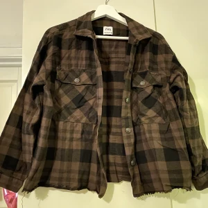 Rutig skjorta från zara - Brun och svart rutig skjorta från zara i storlek M. Kommer aldrig till användning då jag har flera liknande! Frakt tillkommer💞