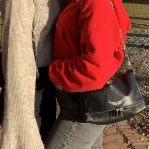 Zadig Rocky bag  - INTRESSEKOLL på min älskade Zadig✨🤩 En snygg trendig zadigväska som matchar till allt. Väskan är i den större modellen och man får plats med ALLT i denna väska (Width x Height x Depth : 27 x 16 x 12 cm) väskan är använd men inga defekter! Budgivning i kommentarerna!❤️ om du har fler frågor skicka ett privat meddelande NYPRIS:3950kr