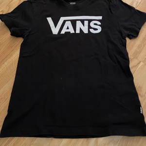 Vans t-shirt - säljer min svarta Vans t-shirt🖤 bra skick och frakt ingår i priset!