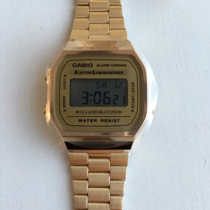  - Snygg, retro klocka från Casio, med guldfärgat ur. Helt ny med plasten kvar på uret. ✨✌🏼️🖖🏼