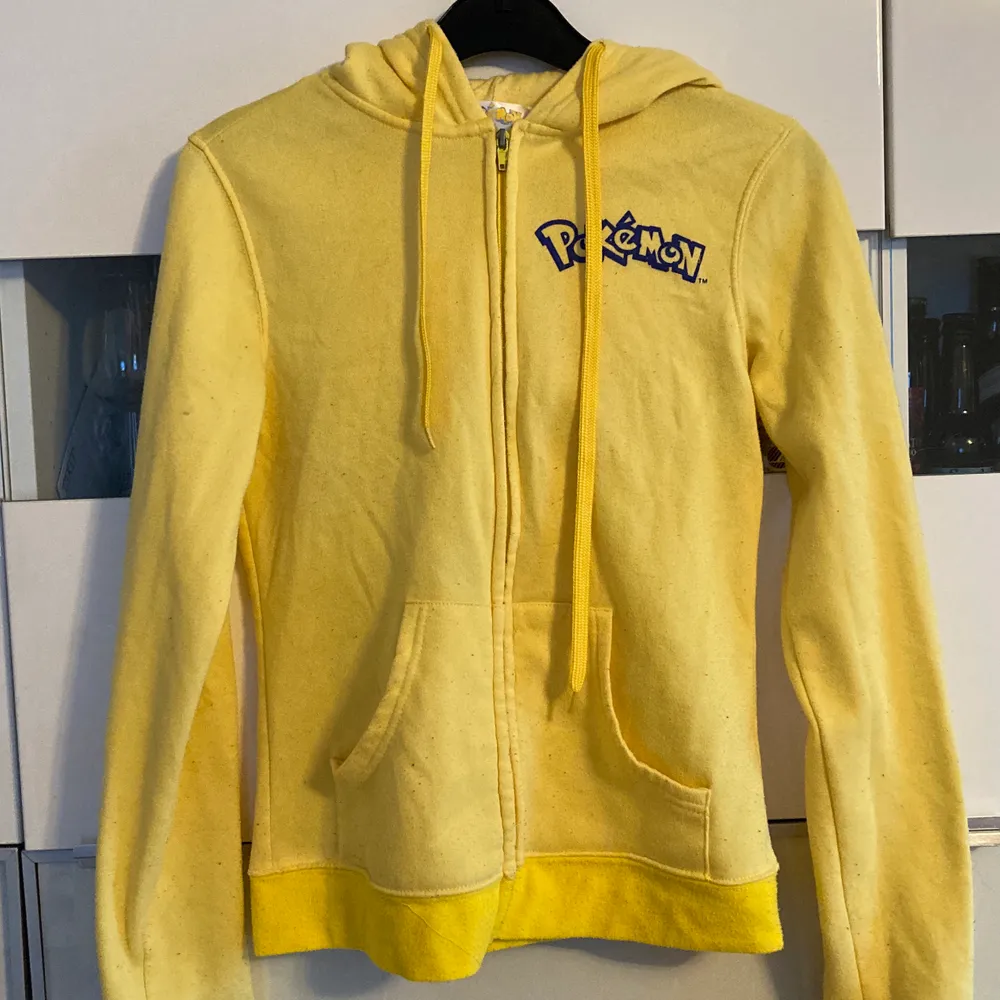 En vit tröja med ett pikachu tryck på, samt en gul kofta med en luva som föreställer pikachus ansikte! Säljer båda för 170 kr. Pris kan diskuteras vid intresse att endast köpa en av dem. (KÖPAREN STÅR FÖR FRAKTEN), möts även upp i Malmö!. Tröjor & Koftor.