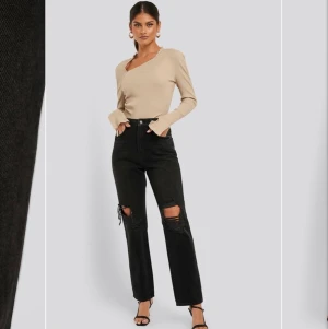 Svarta Jeans  - Säljer mina svarta jeans med hål på knäna pga tappat användningen. Köpta på NAKD för 499kr. Hellånga på mig som är 173cm😍 Supersnygg passform!! Bud från 200 högta bud 300