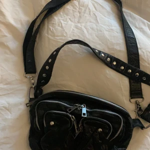 Nunoo väska  - Säljer min Nunoo väska pga att jag inte hittar användning av den längre. Det är skinn modellen och jag köpte den för ett år sedan. Köptes för ca 1100kr buda från 300kr🐼🤍
