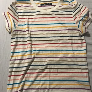 Strl xs - En jättefin tröja som inte har kommit till användning så mycket, den har en liten fläck på ryggen men det är inget man tänker på