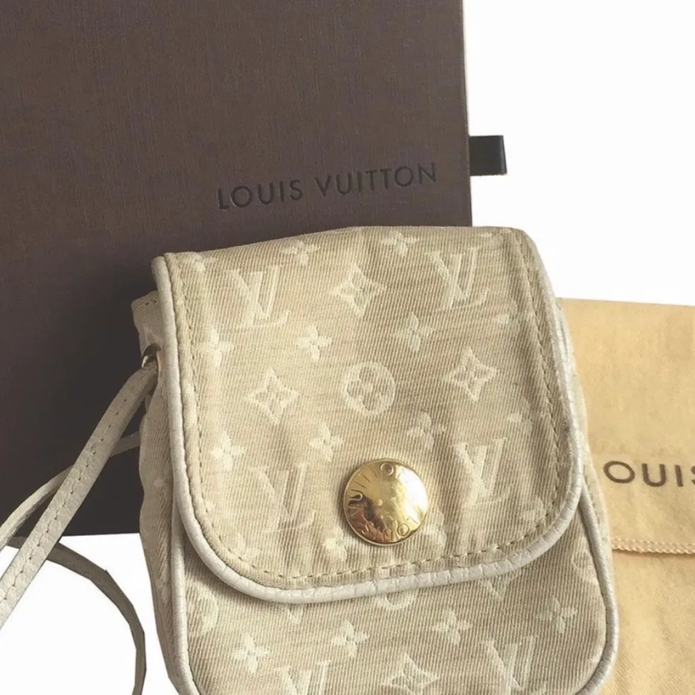 Louis Vuitton Cancun Crossbody Purse  Condition: Previously owned, unless otherwise stated.  Size: 3.7 x 4.5 x 1 inches  Shoulder Strap Drop: 24.4 inches  Dust bag:  included . Väskor.