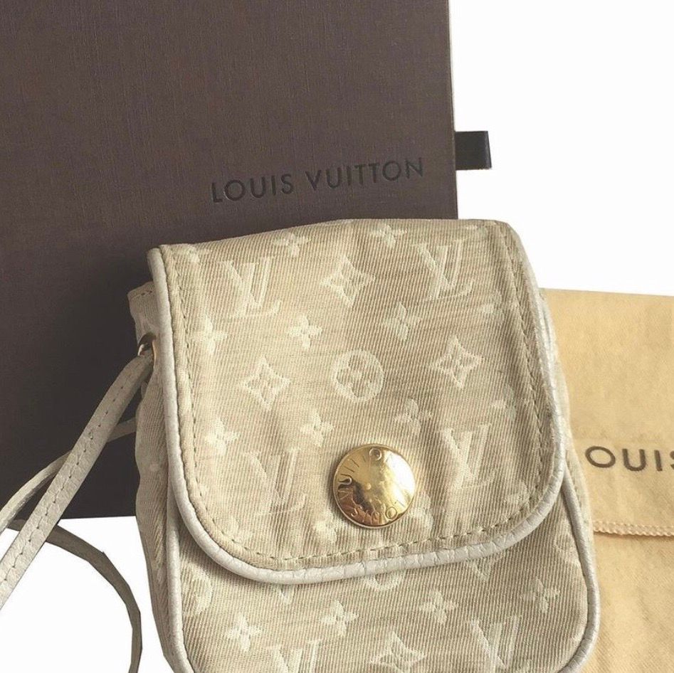 Louis Vuitton Cancun Crossbody Purse  Condition: Previously owned, unless otherwise stated.  Size: 3.7 x 4.5 x 1 inches  Shoulder Strap Drop: 24.4 inches  Dust bag:  included . Väskor.
