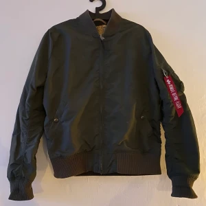 Alpha industries bomberjacka militärgrön  - Alpha industries bomberjacka militärgrön. Stl L mer som en M. Bud från 100kr. Köparen står för frakten!📦