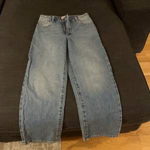 Abrand jeans lite lösa ankelkorta. Kan ej ta kort på för dom passar inte frakt ingår.