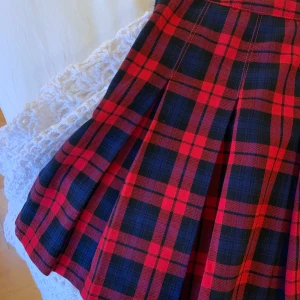 Tenniskjol - Tennkskjol från HM, några år gammal men knappt använd. Inga större skavanker. Stängs med dragkedja! Frakt tillkommer på 55kr 